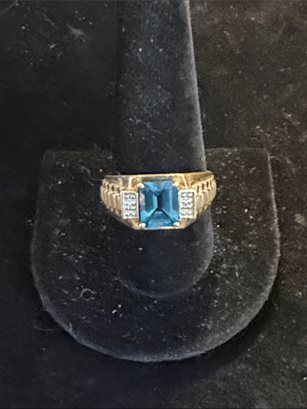10 kt Gold Blue Topaz Ring with Accent Stones - Unbranded